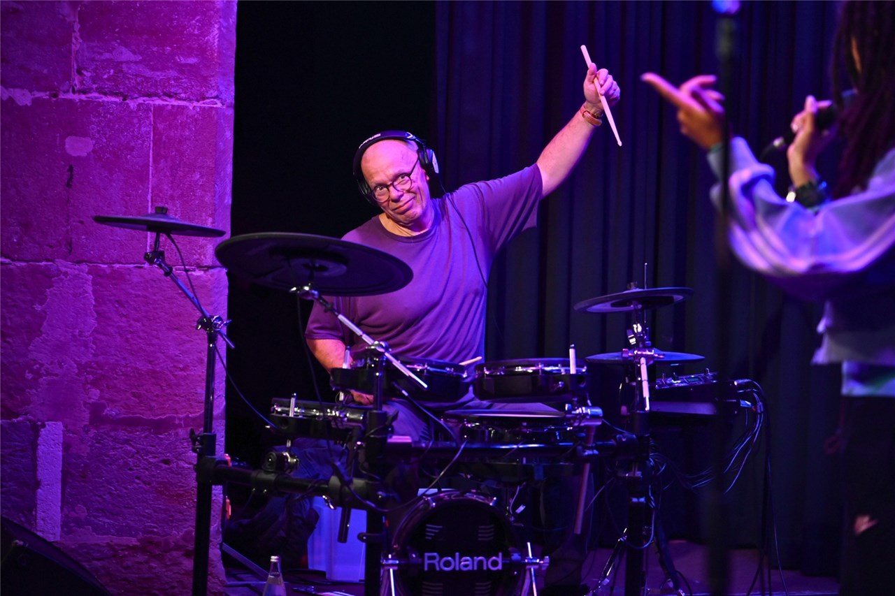 Weltklasse-Drummer Gerwin Eisenhauer und Sängerin Layla Carter standen mit ihrem Musikprojekt BOOOM! für die Kampagne #TrommelnfürdiePflege auf der Bühne im Leeren Beutel. 