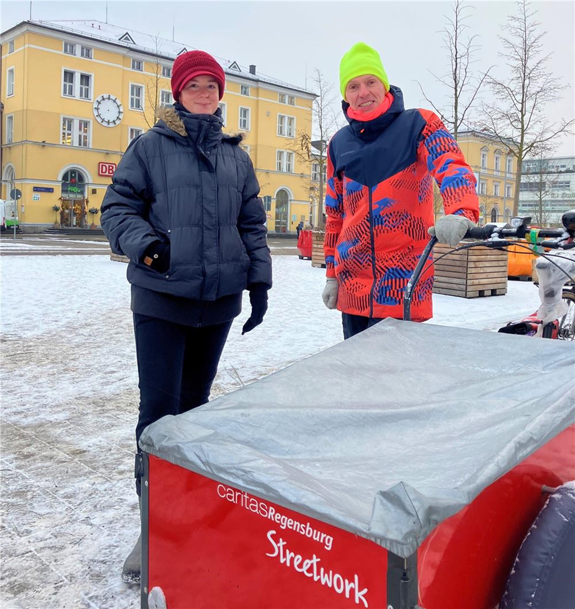 Zwei Streetworker im Winter vor dem Bahnhof