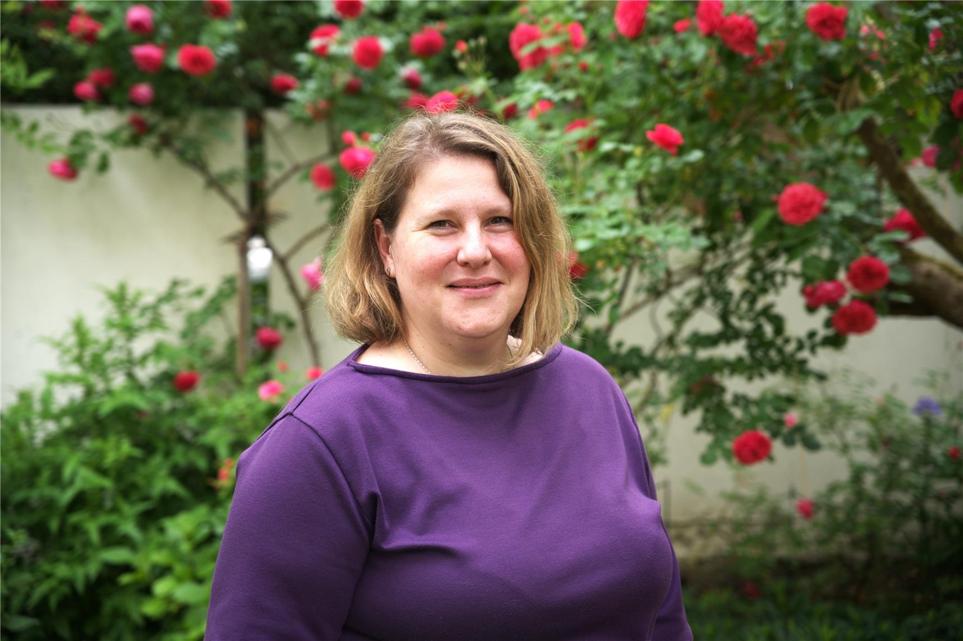 Eine Frau im Porträt in einem Garten