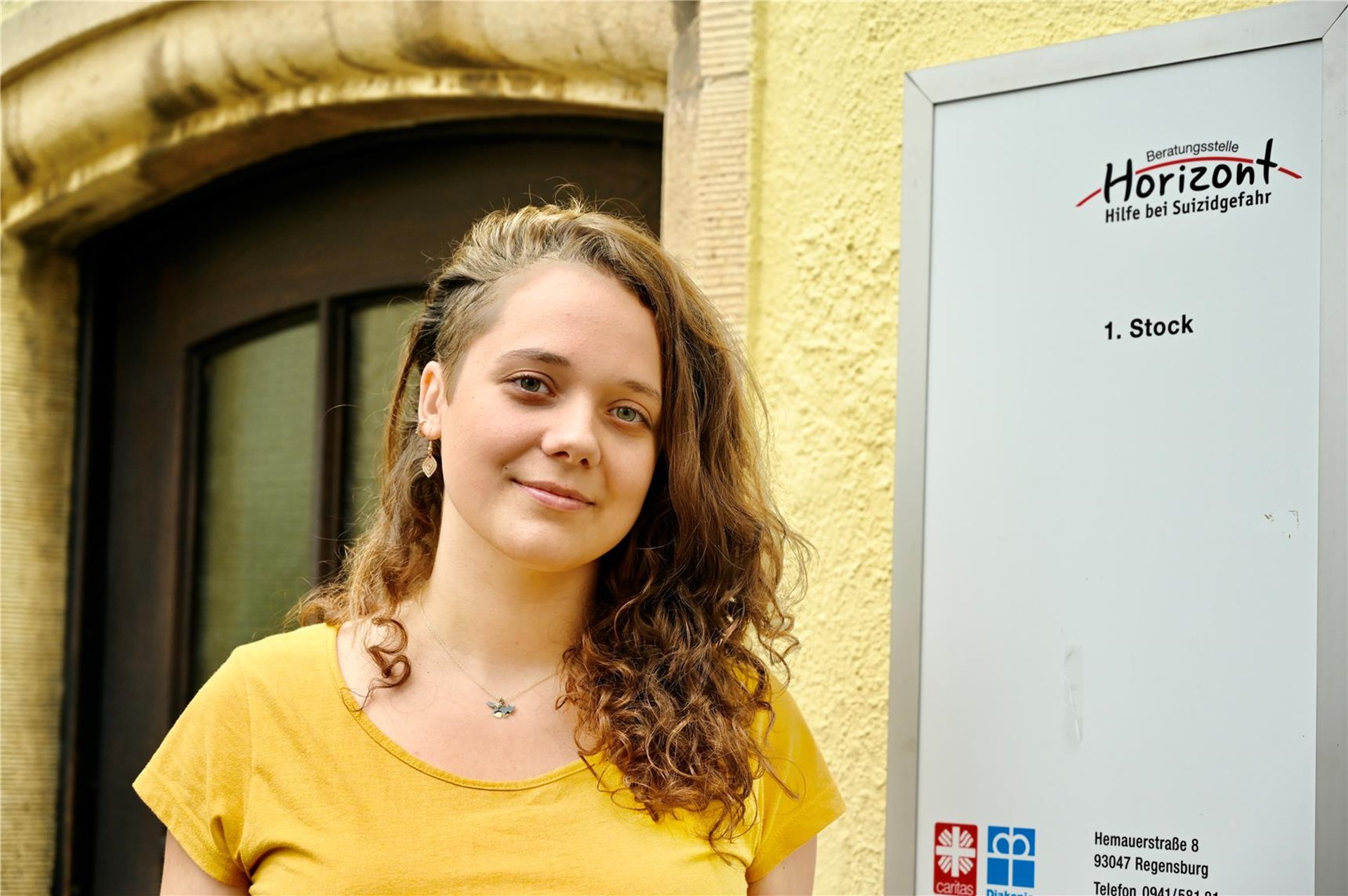 Portrait einer Frau vor dem Beratungszentrum Horizont