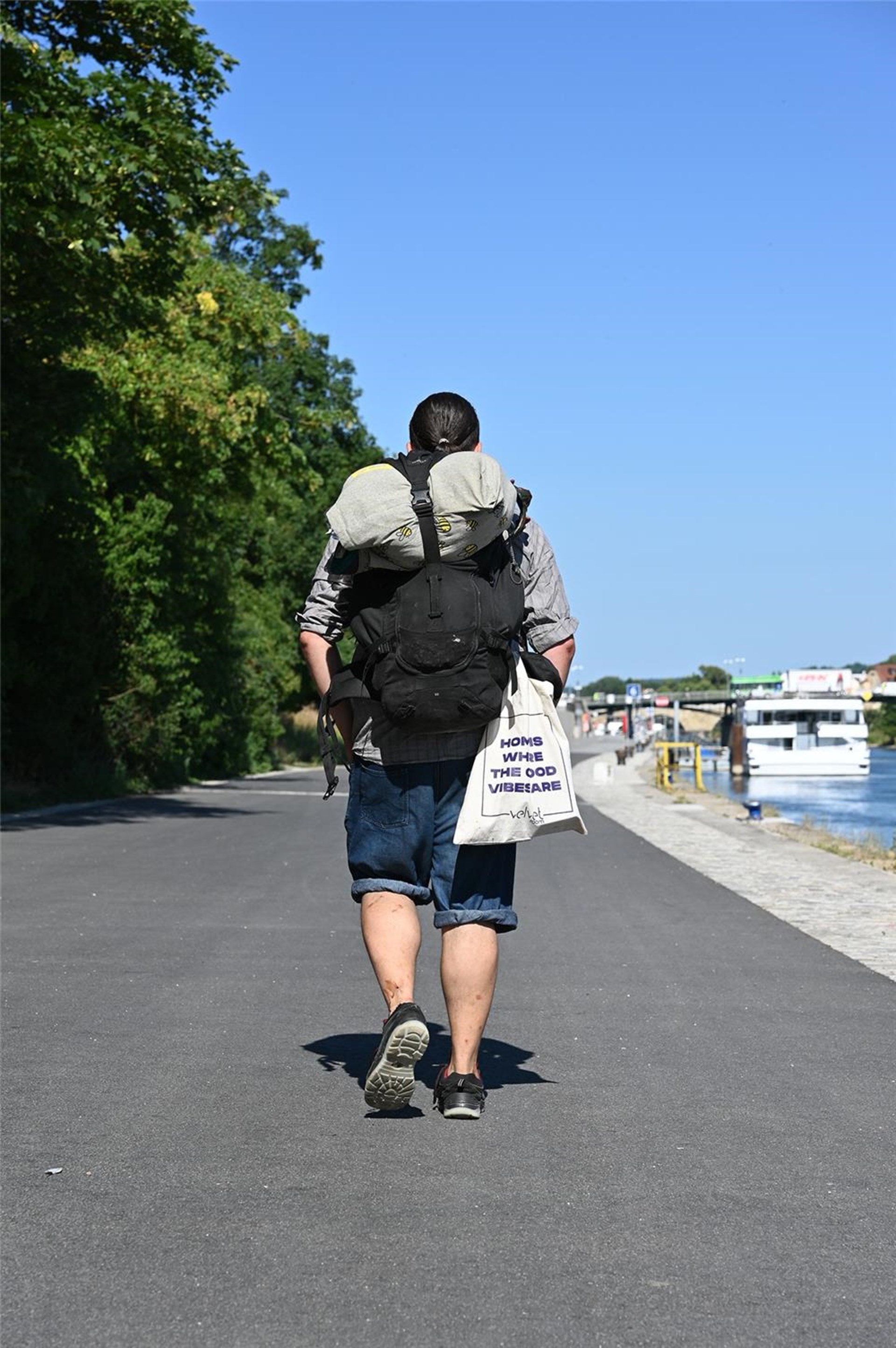 Mann mit Rucksack von hinten