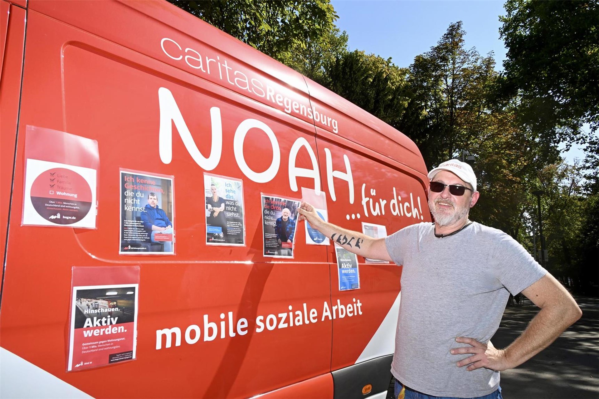 Man mit Transporter