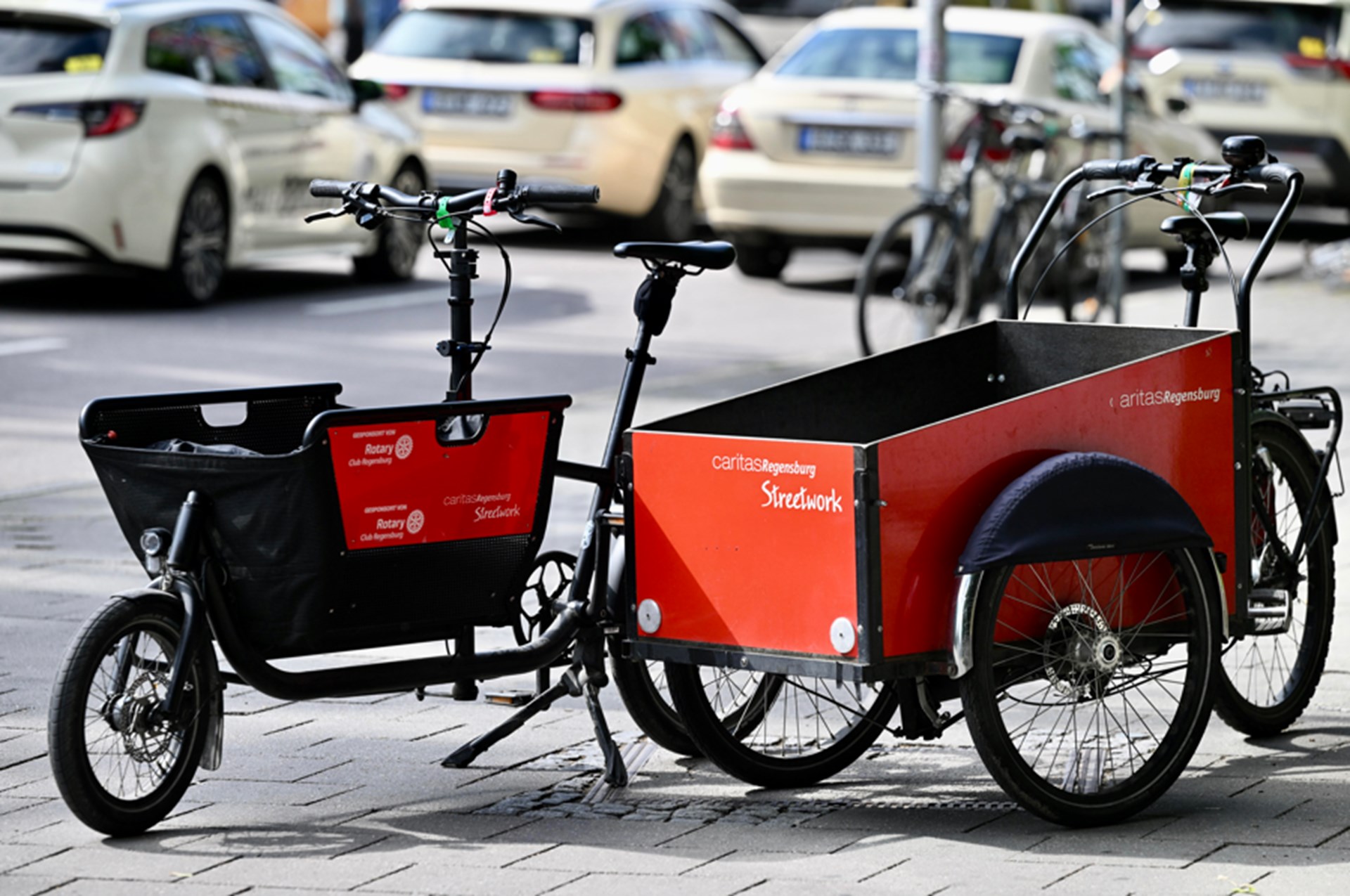 Zwei Lastenräder auf einer Straße